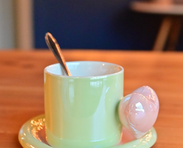 Taza Corazón Tornasol | Cerámica con Asa en Corazón – Una Tacita Linda